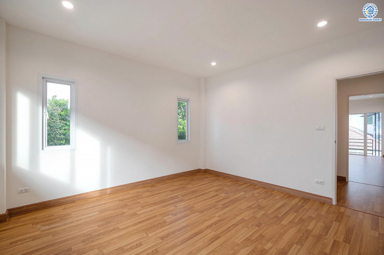 บ้านมือสองตกแต่งใหม่ โครงการ บุษราคัมรีเจนท์ ปิ่นเกล้า-บรมราชชนนี เนื้อที่  67.50 ตร.ว. ฟังก์ชัน 3 ห้องนอน 3 ห้องน้ำ จอดรถได้ 2 คัน สภาพแวดล้อมดี เดินทางเข้าสู่เมืองได้สะดวกเชื่อมต่อ ถนนพุทธมณฑลสาย 2, ถนนบรมราชชนนี, ถนนกาญจนาภิเษก, ถนนศาลาธรรมสพน์ ใกล้เซ็นทรัลปิ่นเกล้า, ตลาดสดธนบุรี และจุดขึ้นทางด่วน "ศรีรัช"